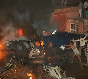 Vietos gyventojai gesina nukritusį lėktuvą