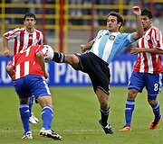 Fabianas Rinaudo koja, o Elvisas Marecosas galva bando pamu&scaron;ti kamuolį