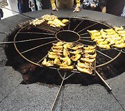 Vir&scaron; kar&scaron;tosios duobės kepamas maistas