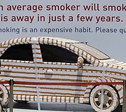 I&scaron; 200 tūkst. cigarečių padarytas automobilio modelis. Ir už jo esantis užra&scaron;as skatina mesti rūkyti.