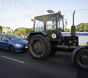 Milicijos traktorius bando nutempti automobilį