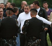 Vairuotojai diskutuoja su Baltarusijos riau&scaron;ių policininkais