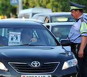 Policininkas &scaron;alia protestuojančio vairuotojo automobilio