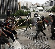 &Scaron;almais ir pagaliais apsiginklavę protestuotojai susirėmė su riau&scaron;ių policija.