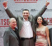 Vitalijus Kličko su žmona Natalia ir treneriu Fritzu Sduneku (kairėje)