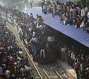 Perkrautas keleivinis traukinys Banglade&scaron;e 