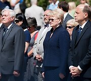 Prezidentas Valdas Adamkus (antras i&scaron; kairės), Prezidentė Dalia Grybauskaitė (centre), Andrius Kubilius (de&scaron;inėje)