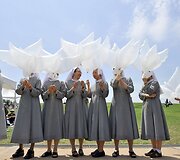 Pietų Korėjos katalikų vienuolės laiko karvelio formos balionus.