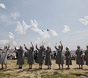 Pietų Korėjos katalikų vienuolės paleido į dangų karvelio formos balionus