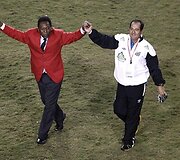Brazilijos futbolo legenda Pele (kairėje) džiaugiasi pergale kartu su &bdquo;Santos&ldquo; klubo treneriu Muricy Ramalho