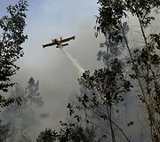 Lėktuvais gesinamas mi&scaron;ko gaisras