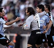 &bdquo;Belgrano&ldquo; vartininkas Juanas Carlosas Olave džiaugiasi pergale su komandos draugais
