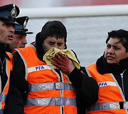 Įsisiautėjusių futbolo aistruolių sužeistas policininkas (centre)