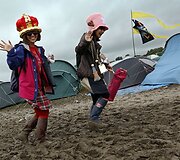 I&scaron; Japonijos į &bdquo;Glastonbury&ldquo; festivalį atvykusios merginos mojuoja fotografui.