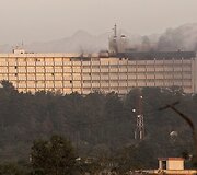 Juodi dūmai kyla i&scaron; &bdquo;Inter Continental&ldquo; vie&scaron;bučio Kabule