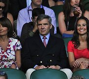 Pippa Middleton (de&scaron;inėje) su tėčiu Michaelu (centre) ir mama Carole (kairėje)