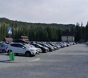 Auk&scaron;tieji Tatrai i&scaron; Lenkijos pusės. 8 val. ryto automobilių aik&scaron;telė jau beveik pilna