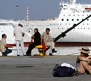 Turistė sėdi Pirėjaus jūrų uoste.