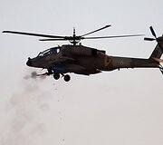 I&scaron; kulkosvaidžio &scaron;audantis Izraelio &bdquo;AH-64 Apache&ldquo; karinis sraigtasparnis