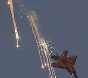 Izraelio F-15 naikintuvas i&scaron;ovė prie&scaron;raketines raketas.