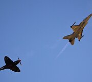F-16 naikintuvui i&scaron; paskos skrenda senasis Izraelio oro pajėgų &bdquo;Spitfire&ldquo; lėktuvas.