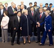 Lietuvos prezidentė Dalia Grybauskaitė (centre) ir Hillary Clinton (mėlynu &scaron;varku)