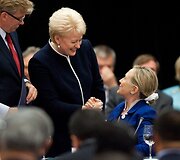 Lietuvos prezidentė Dalia Grybauskaitė sveikinasi su Hillary Clinton