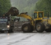 I&scaron;vežamas kelią užtvėręs purvas
