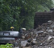 Purvo nuo&scaron;liaužos apverstas automobilis