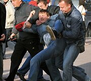 Civilių drabužiais apsirengę milicininkai sulaikė aktyvistą.