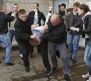 Civilių drabužiais apsirengę milicininkai sulaikė aktyvistą.