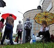 Prie kalėjimo Minske žmonės laukia kada galės perduoti proteste sulaikytiems artimiesiems atne&scaron;tus krep&scaron;ius su maistu.