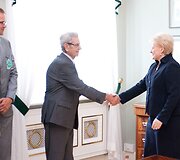 Vladas Garastas sveikinasi su Dalia Grybauskaite