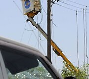 Darbuotojas remontuoja elektros liniją Vasilkos elektrinės apylinkėse