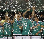 Meksikos jaunių (iki 17 metų) futbolo rinktinė žaidėjai džiaugiasi laimėję pasaulio čempionate.