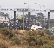 Greitosios pagalbos automobiliai prie įvažiavimo į karinę jūrų bazę
