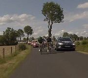 Akimirka prie&scaron; automobilio ir dviratininko kontaktą