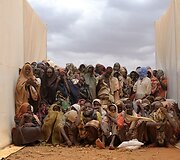 Somalio pabėgėliai laukia kada bus pakviesti pasiimti maisto davinių