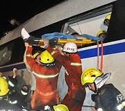 Gelbėtojai ne&scaron;a sužeistą keleivį