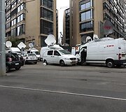 Spaudos atstovų automobiliai prie teismo rūmų