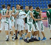Lietuvos U-15 vaikinų rinktinė džiaugiasi pergale.