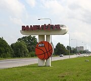 Panevėžio miesto ženklas papuo&scaron;tas krep&scaron;inio kamuoliu