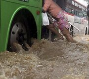 Moteris Seule lipa į autobusą.