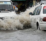 Automobilių prasilenkimas apsemtoje gatvėje