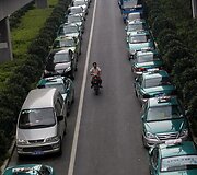 Gatvėje i&scaron;rikiuoti taksi automobiliai 