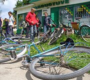 Dviračiai prie parduotuvės