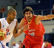 Tony Parkeris (kairėje) ir  Ricky Rubio