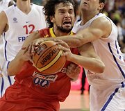 Antonine Diotas (de&scaron;inėje) bando sustabdyti ispaną Sergio Llullą