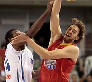 Pau Gasolis (de&scaron;inėje) ir Ronny Turiafas kovoja dėl kamuolio