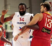 Ronny Turiaf (kairėje) ir Marcas Gasolis